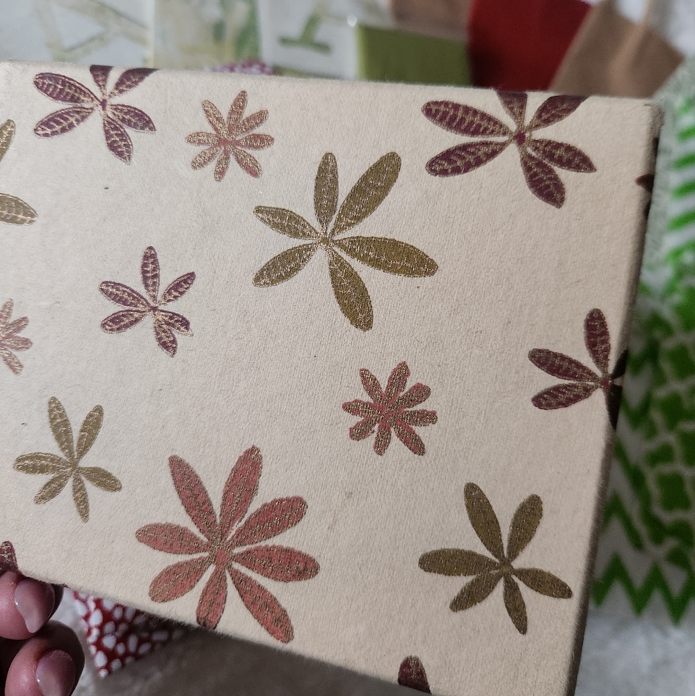 Assorted Gift Bags Set - Picture 2 of 7